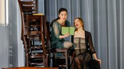 Tatev Baroyan als Tatjana (li.) mit Therese Troyer, die in der Oper ihre Schwester Olga spielt.