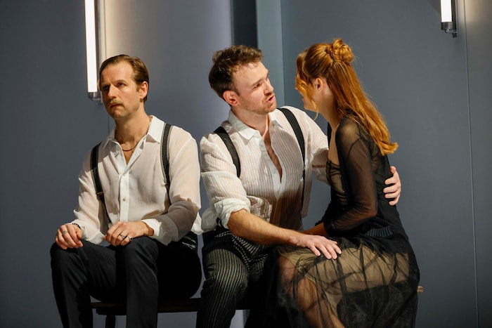 V.l.n.r.: Eugen Onegin (George Humphreys), Lenski (Luke Sinclair) und Olga.