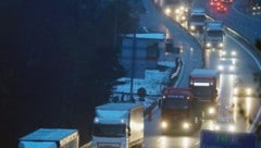 Durch die unfallbedingte Vollsperre kam es auf der Brennerautobahn zu erheblichen Verzögerungen ...