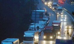 Durch die unfallbedingte Vollsperre kam es auf der Brennerautobahn zu erheblichen Verzögerungen ...