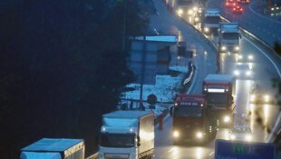 Durch die unfallbedingte Vollsperre kam es auf der Brennerautobahn zu erheblichen Verzögerungen ...