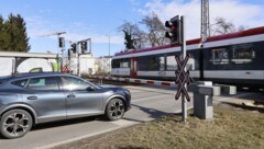 Schranken und Ampeln sorgen für Sicherheit, diese gibt es aber nicht bei jedem Bahnübergang.