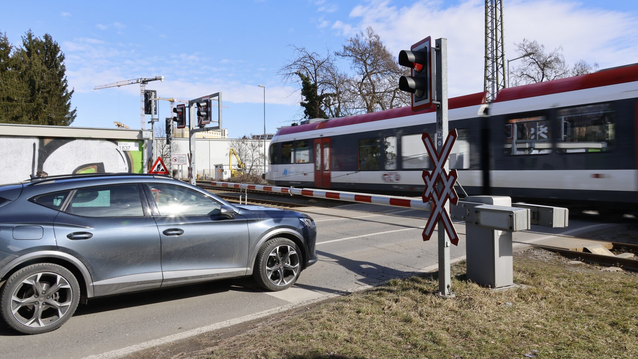 Frage des Tages - Bahnübergänge: Braucht es mehr Schranken? | krone.at