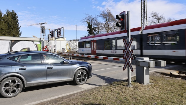 Schranken und Ampeln sorgen für Sicherheit, diese gibt es aber nicht bei jedem Bahnübergang.