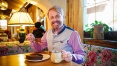 Die „Krone“ überraschte Ross Antony mit Sachertorte und Tee. 