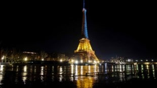Zum traurigen Juliläum wurde der Eiffelturm in den Farben der ukrainischen Nationalfarben ...