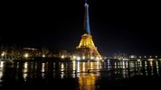 Zum traurigen Juliläum wurde der Eiffelturm in den Farben der ukrainischen Nationalfarben ...