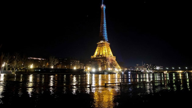 Zum traurigen Juliläum wurde der Eiffelturm in den Farben der ukrainischen Nationalfarben ...