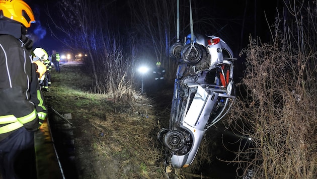 Feuerwehrleute holten das Wrack aus dem Lengauer Bach in Fraham.