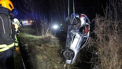 Feuerwehrleute holten das Wrack aus dem Lengauer Bach in Fraham.