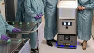 „Rolliver“ übernimmt selbstständig den Transport gebrauchter Instrumente.