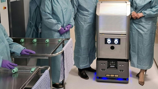 „Rolliver“ übernimmt selbstständig den Transport gebrauchter Instrumente.