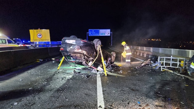 Das Auto des 35-Jährigen kam auf dem Dach zum Liegen – der Mann wurde beim Unfall schwer ...