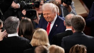 Trump vor seiner Rede am Weg zum Podium
