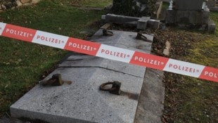 Eine 64-Jährige soll beim Besuch des elterlichen Grabs von einer 14-Jährigen niedergestochen ...