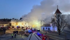 130 Feuerwehrleute im Einsatz standen beim Großbrand in Rohr im Einsatz.