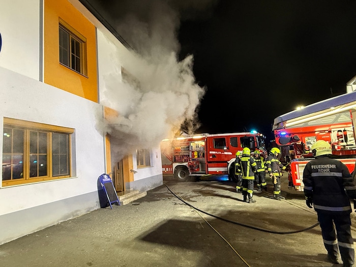 130 Feuerwehrleute im Einsatz standen beim Großbrand in Rohr im Einsatz.