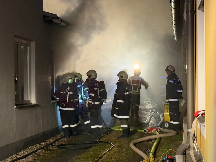 130 Feuerwehrleute im Einsatz standen beim Großbrand in Rohr im Einsatz.