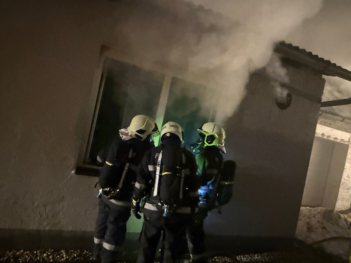 130 Feuerwehrleute im Einsatz standen beim Großbrand in Rohr im Einsatz.