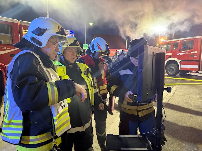 130 Feuerwehrleute im Einsatz standen beim Großbrand in Rohr im Einsatz.