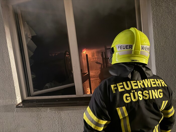 130 Feuerwehrleute im Einsatz standen beim Großbrand in Rohr im Einsatz.