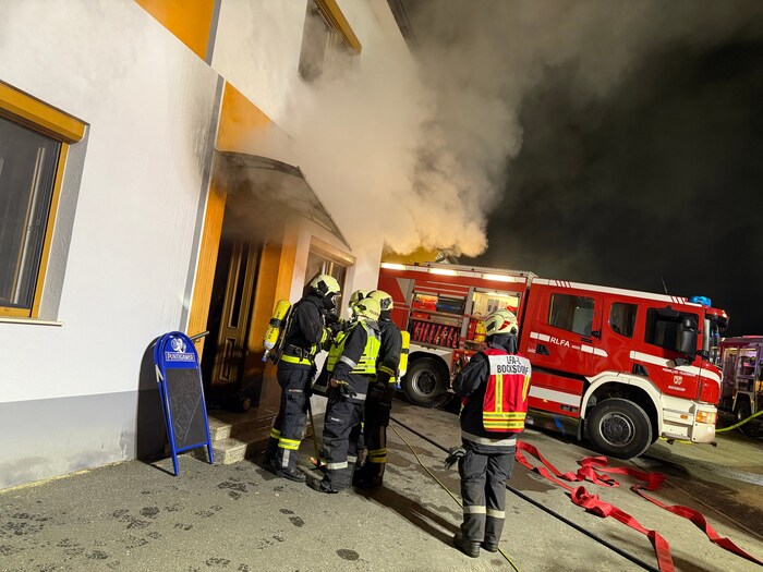 130 Feuerwehrleute im Einsatz standen beim Großbrand in Rohr im Einsatz.
