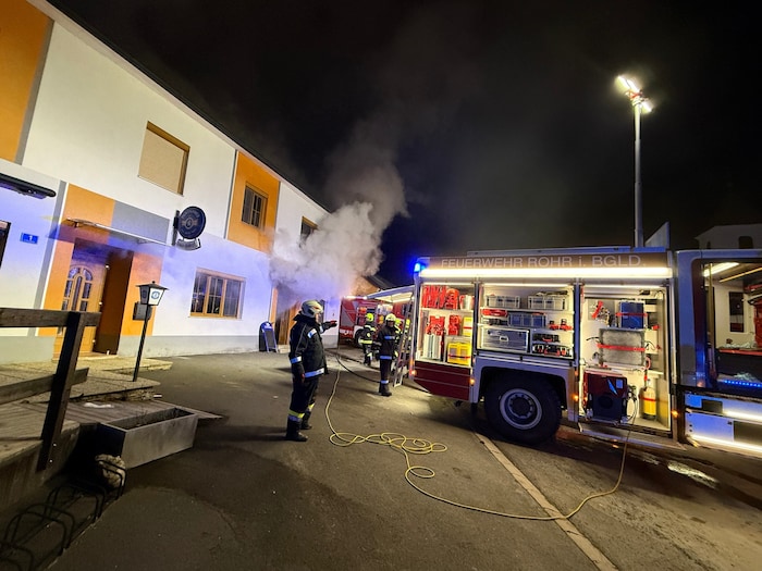 130 Feuerwehrleute im Einsatz standen beim Großbrand in Rohr im Einsatz.