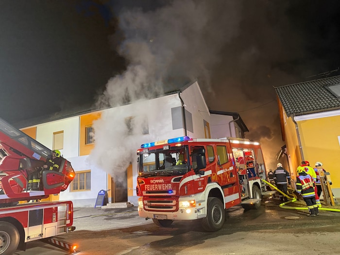 130 Feuerwehrleute im Einsatz standen beim Großbrand in Rohr im Einsatz.