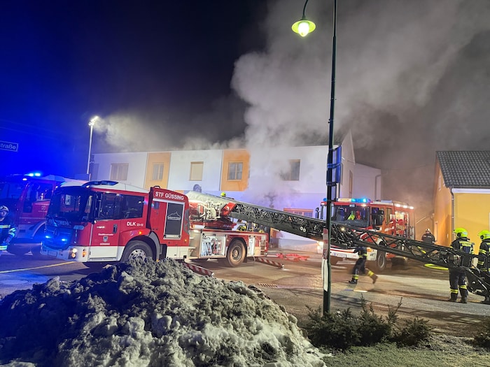 130 Feuerwehrleute im Einsatz standen beim Großbrand in Rohr im Einsatz.