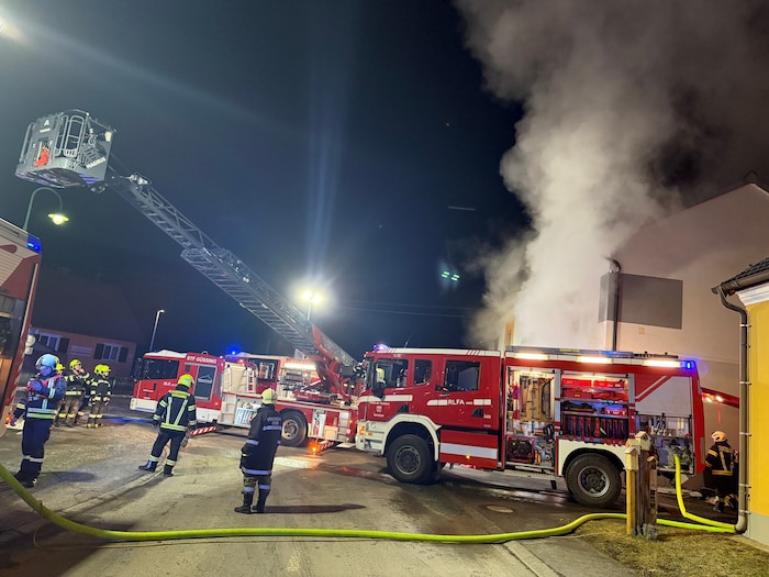 130 Feuerwehrleute im Einsatz standen beim Großbrand in Rohr im Einsatz.