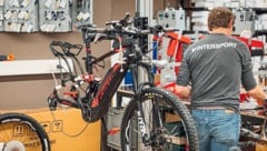 Fahrräder, die auch im Winter im Einsatz waren, brauchen regelmäßige Wartung. Die „Radkrone“ ...