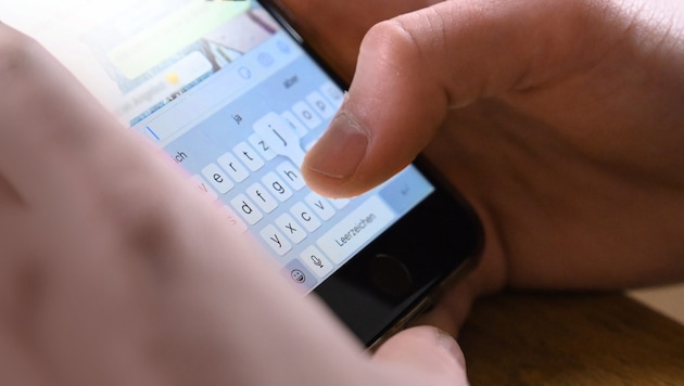 Die freiwillige Chatkontrolle ermöglicht es derzeit großen Plattformen, private Chats zu ...