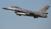 Ein türkischer Kampfjet vom Typ F-16 (Symbolbild): Beim Absturz eines Militärflugzeugs im Westen ...