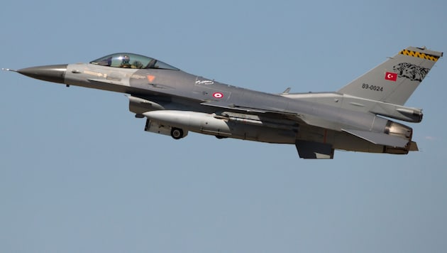 Ein türkischer Kampfjet vom Typ F-16 (Symbolbild): Beim Absturz eines Militärflugzeugs im Westen ...