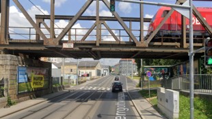 Die Eisenbahnbrücke in der Herrgottwiesgasse wird neu gebaut.