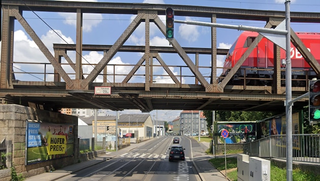 Die Eisenbahnbrücke in der Herrgottwiesgasse wird neu gebaut.