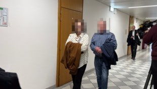 Der Angeklagte und seine Ehefrau am Landesgericht Linz