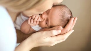 Viele Eltern sind sich der Risiken, die allzu große physische Nähe für Neugeborene haben kann, ...