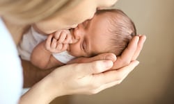 Viele Eltern sind sich der Risiken, die allzu große physische Nähe für Neugeborene haben kann, ...
