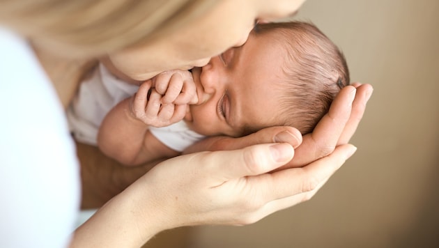 Viele Eltern sind sich der Risiken, die allzu große physische Nähe für Neugeborene haben kann, ...