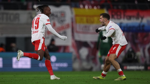 Yan Diomande (li.) hat in dieser Saison bei RB Leipzig viel Grund zum Jubeln.