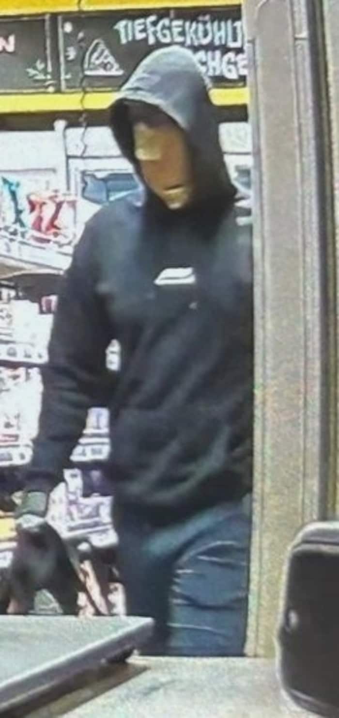 Die Unbekannten waren maskiert.