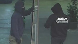 Zwei Tankstellen im Wiener Bezirk Donaustadt nahmen die Unbekannten ins Visier. Sie entkamen mit ...