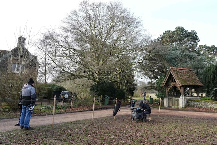 Fotografen warteten in der letzten Woche vor der Einfahrt der Wood Farm. Berater der Royal ...