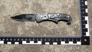 Mit diesem Klappmesser wurde der 26-Jährige verletzt.