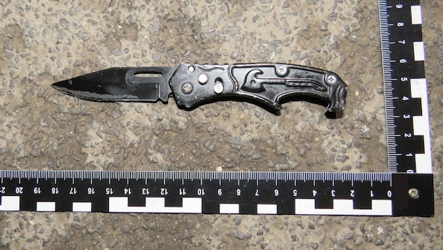 Mit diesem Klappmesser wurde der 26-Jährige verletzt.