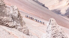 Mit medizinischer Betreuung erklommen acht Lungentransplantierte den höchsten Gipfel Amerikas.