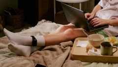 Eine Fußfessel sieht aus wie eine Armbanduhr und kann unter der Hose getragen werden.