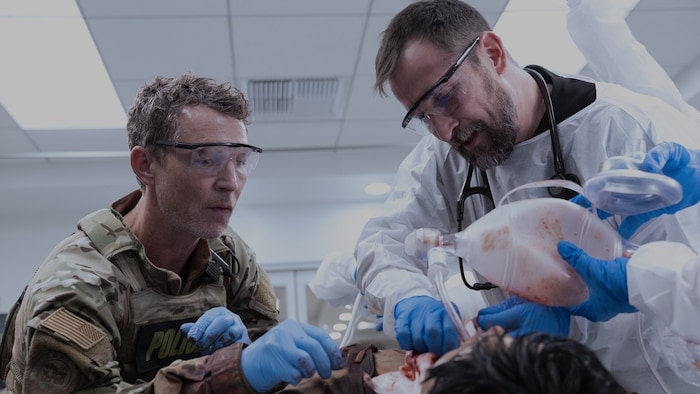 Für Dr. Robby (Wyle, re.) und Kollegen Dr. Jack Abbot (Shawn Hatosy) gibt es kaum Pausen.