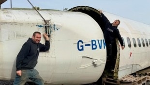 Dave Billings (links) verleiht dem ausrangierten Rumpf einer Boeing einen neuen ...